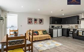 Swan House Apartment 5 - 2 Bed Apartment - Sleeps 6 - Free Parking - Liverpool - Close To City Centre - By All Elite Stays